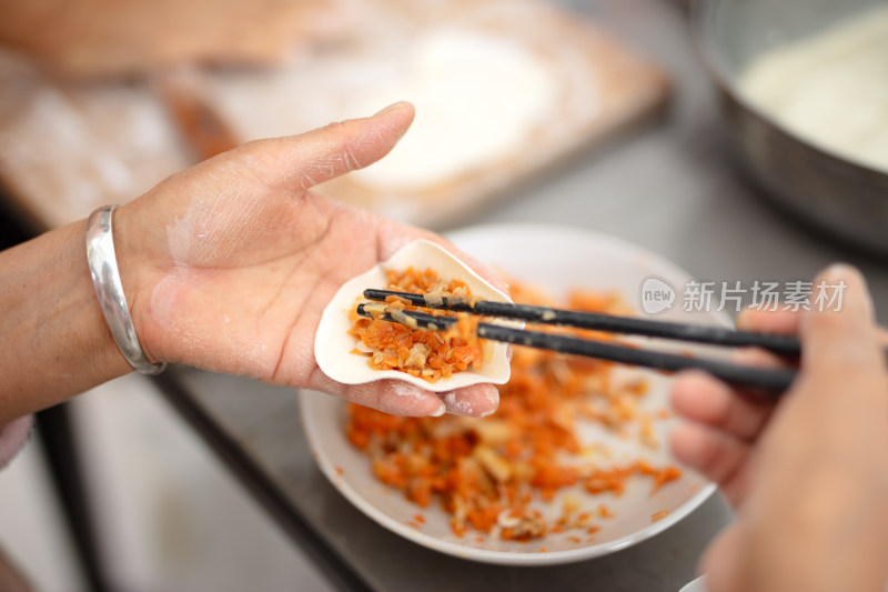 制作胡萝卜馅的饺子