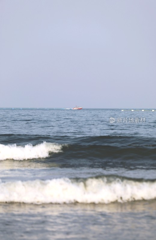 日照海边遮阳伞与海面风景