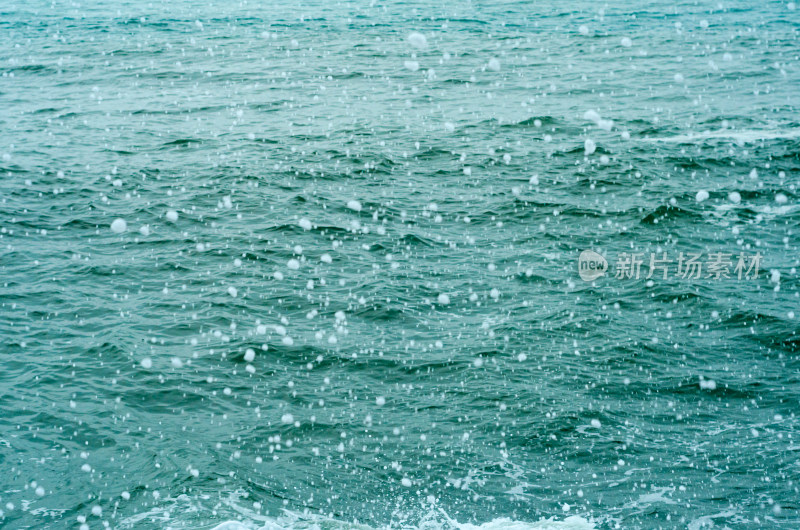 海面上飞溅的浪花瞬间特写