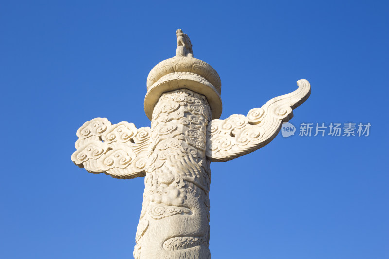 中国北京天安门前的华表在蓝天下