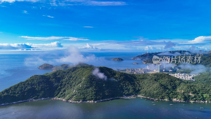 海上岛屿清晨云雾缭绕云海航拍图