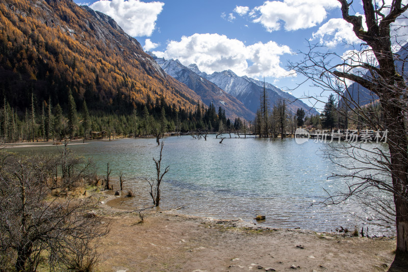 川西秋色湖畔山景，四姑娘山双桥沟景区