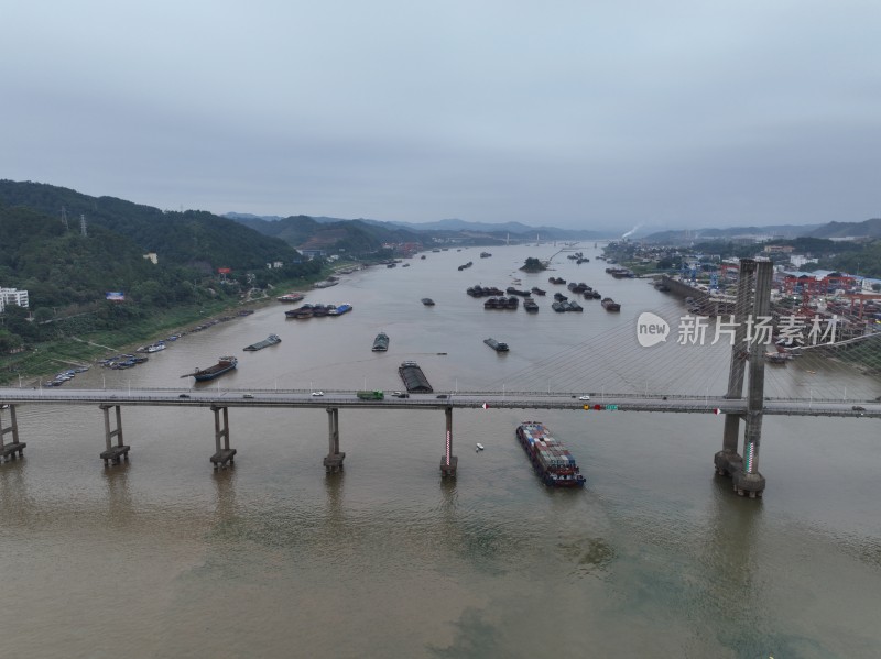 广西梧州西江大桥货船港口码头地标