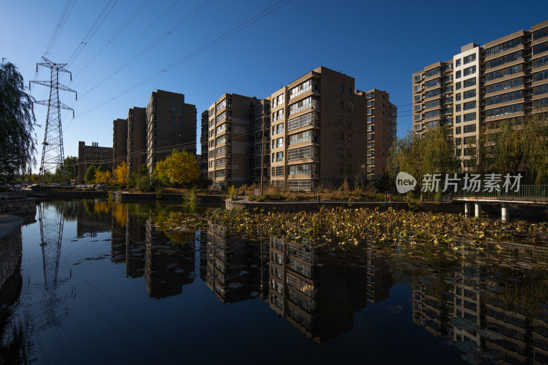 湖边高层住宅楼秋日景象