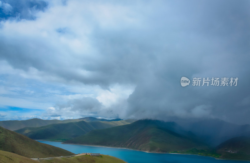 西藏山南山顶俯瞰羊卓雍措羊湖全景风光