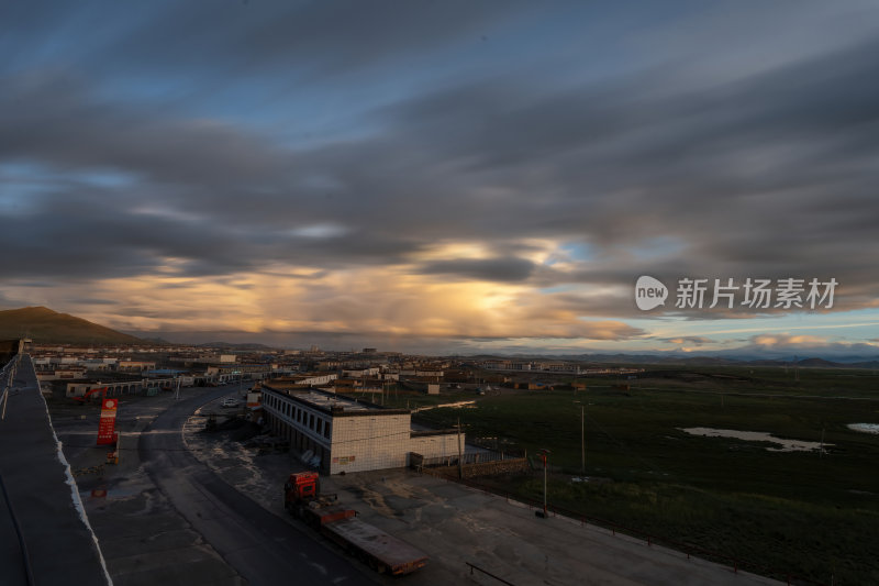 西藏阿里帕羊镇高原城市日落的城市美景