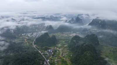 云雾缭绕的桂林群峰