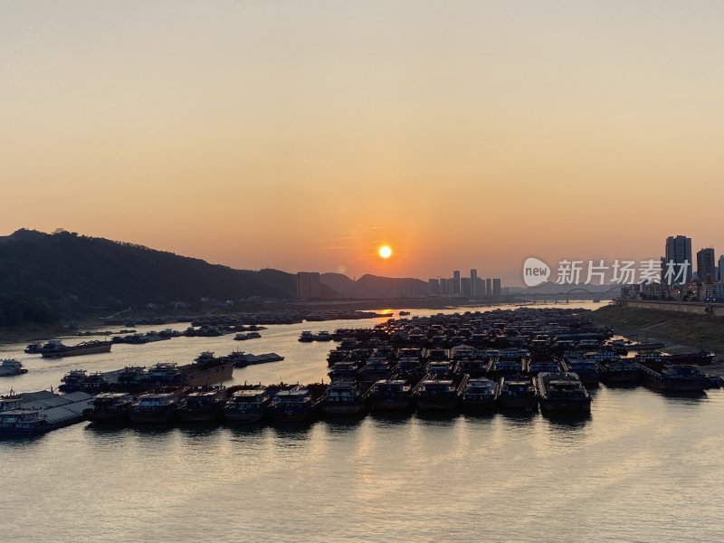 梧州西江江上众多船只与落日余晖的美丽景象