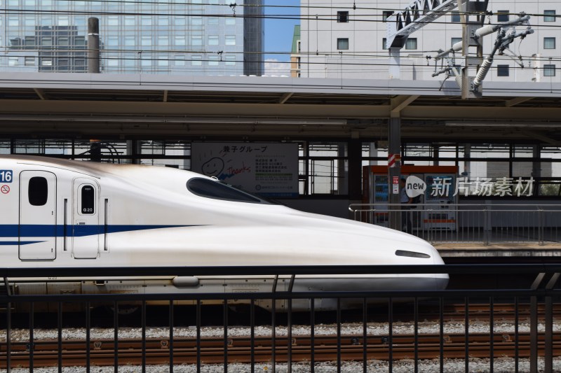 车站停靠的高速列车