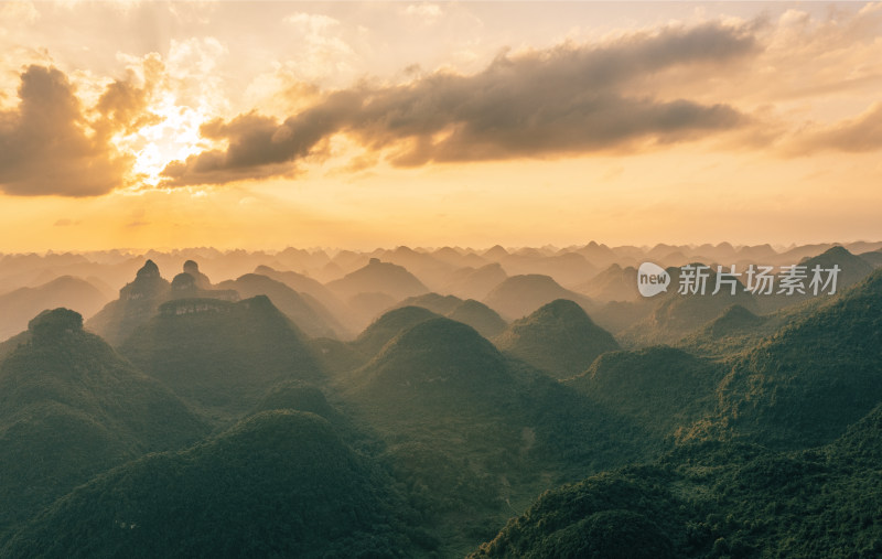 连绵不绝的岩溶地貌群山-广西柳州柳城县