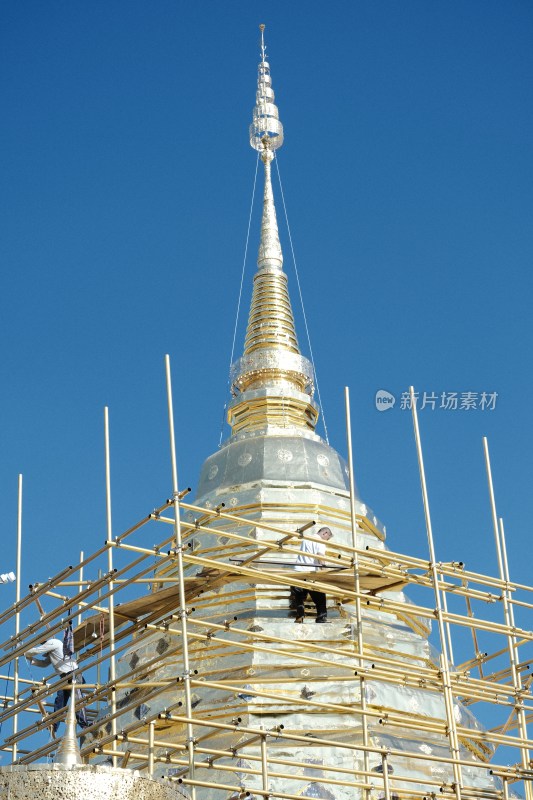 清迈素贴山蓝天背景下的金属脚手架