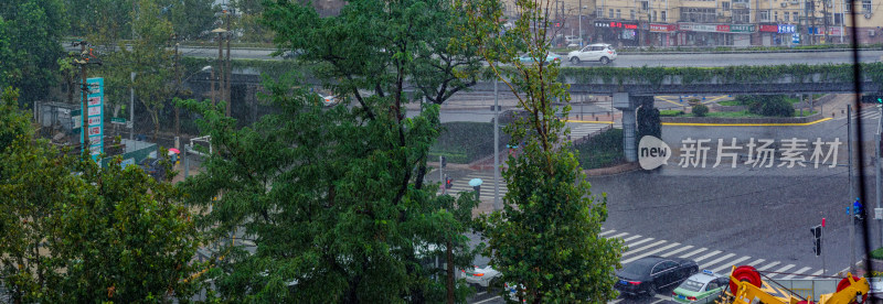 青岛大雨中的城市路口