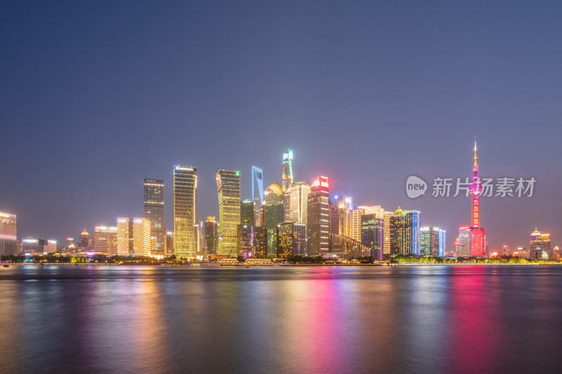 上海北外滩正对陆家嘴现代摩天大楼