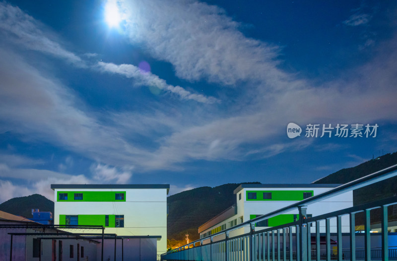 深圳城市公寓楼顶与夜晚天空月亮白云