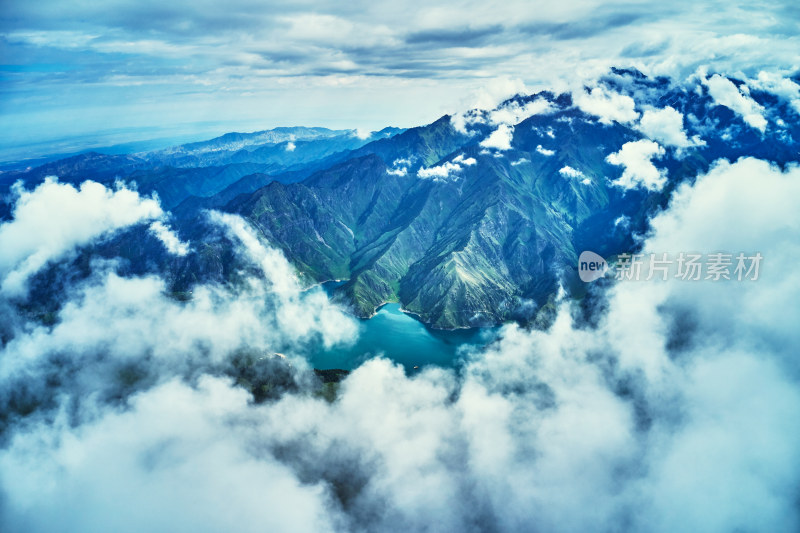 云雾缭绕的天山天池