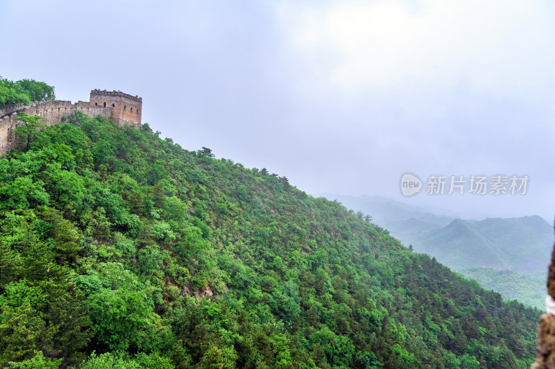 中国夏季金山岭长城阴天下雨云雾风光