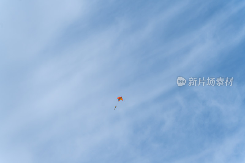 风筝在蓝天下飞翔的低视角