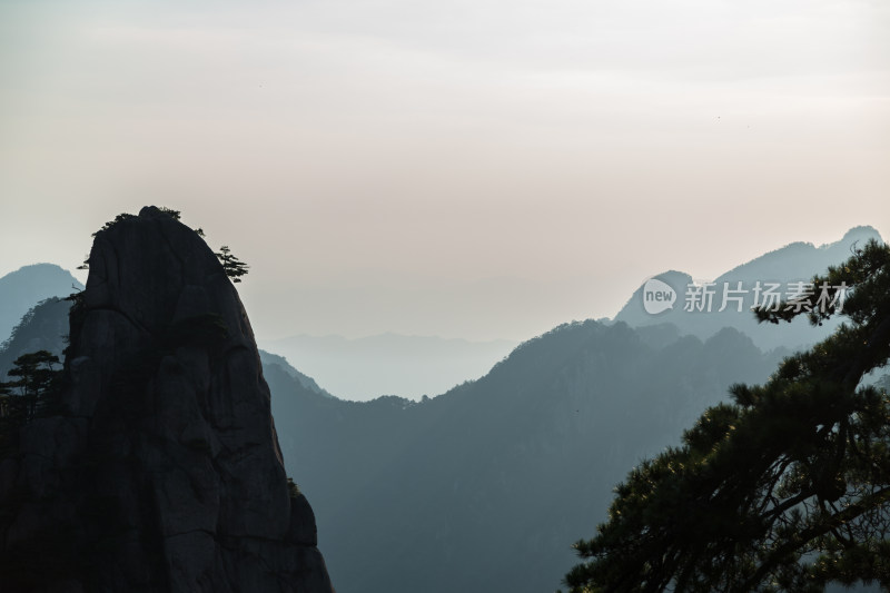 形态各异的山峰