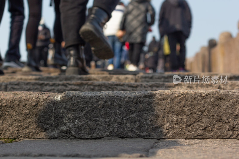 塘栖古镇古桥横跨水面，岸边传统建筑林立