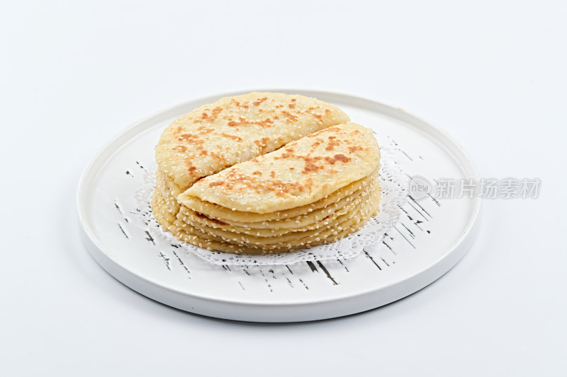 白色瓷盘装的现烙葱油酥饼