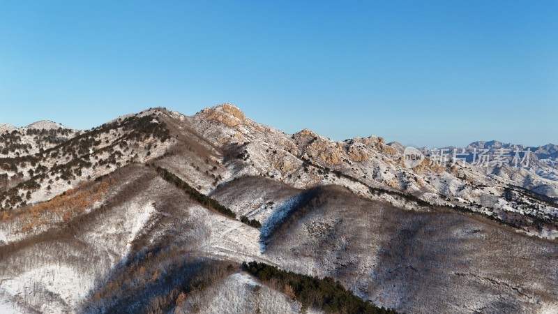 雪山连绵的壮阔自然景象