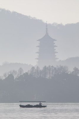 晨雾中的杭州西湖雷峰塔风光