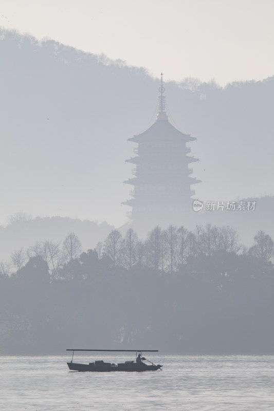 晨雾中的杭州西湖雷峰塔风光