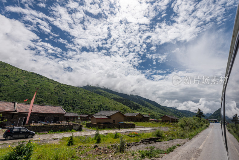 蓝天白云草原公路