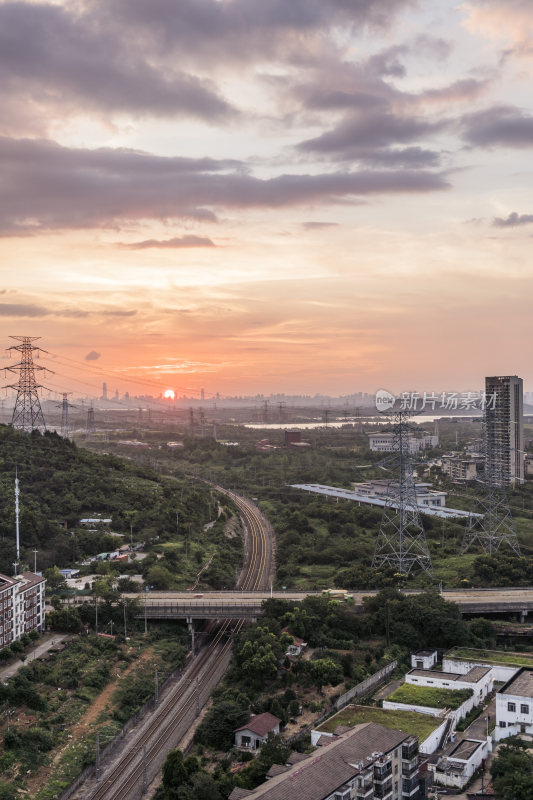 暮色下城市天际线全景