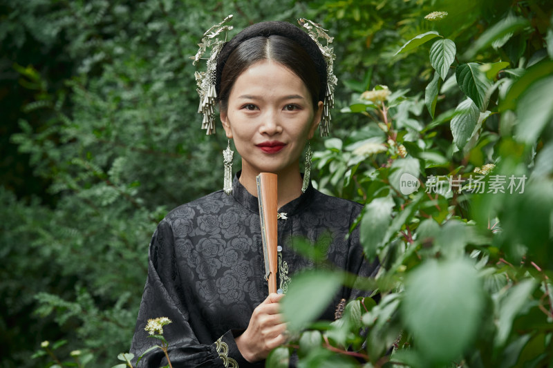 身穿中国汉族传统服饰马面裙的东方女性