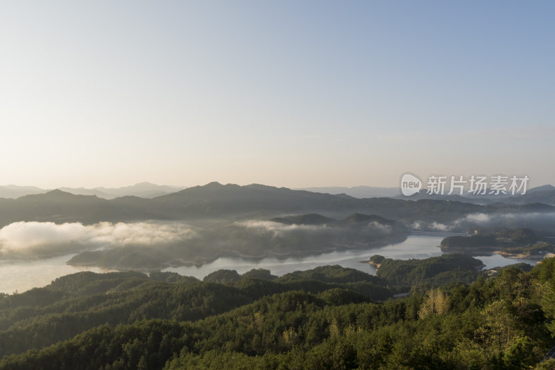 山间云雾缭绕的壮美自然风光全景