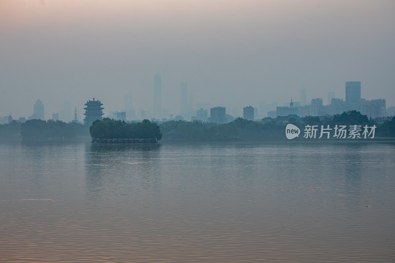 济南大明湖风景区雾色日出景点景观城市风光