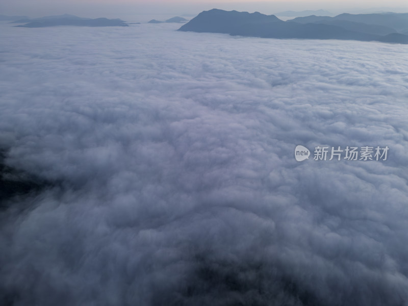 航拍山峦云海