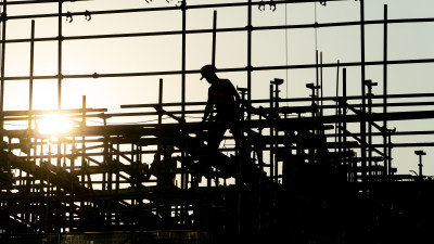 清晨的建筑工地和建筑工人