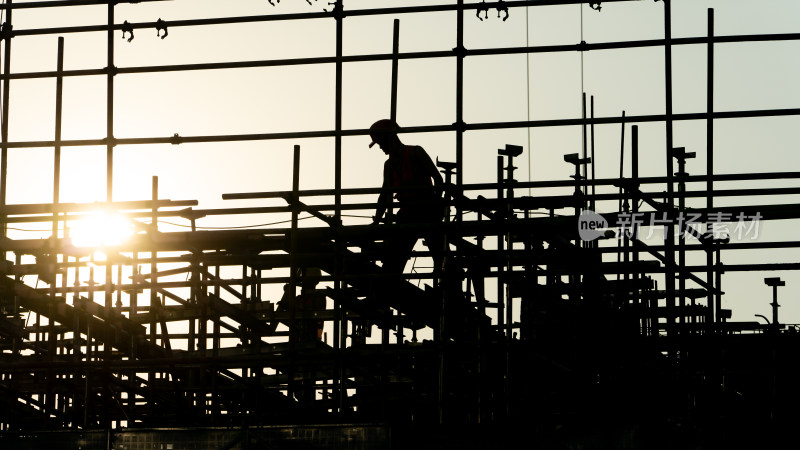 清晨的建筑工地和建筑工人