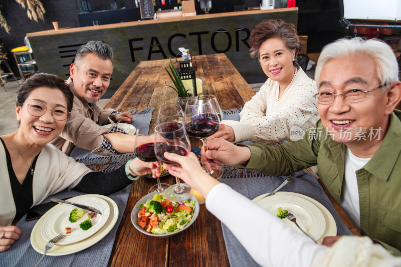 快乐的的中老年人举杯庆祝