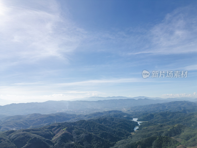 辽阔壮观的群山航拍全景