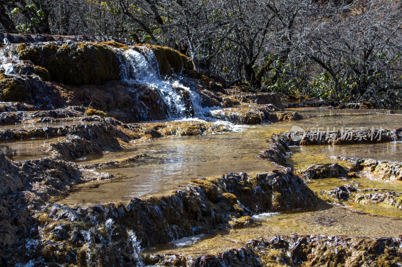 四川阿坝黄龙景区层层叠叠的钙华地形流水