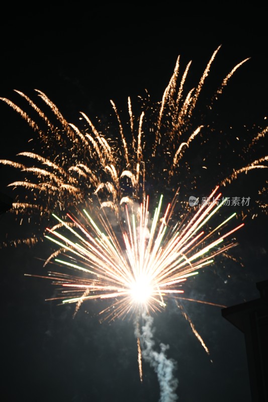 节日氛围烟花、夜晚绽放的绚丽灿烂烟花素材