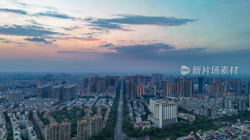 夕阳下的眉山城市风光航拍图