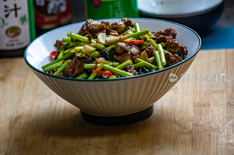 蒜苔青椒干锅鸭家常菜