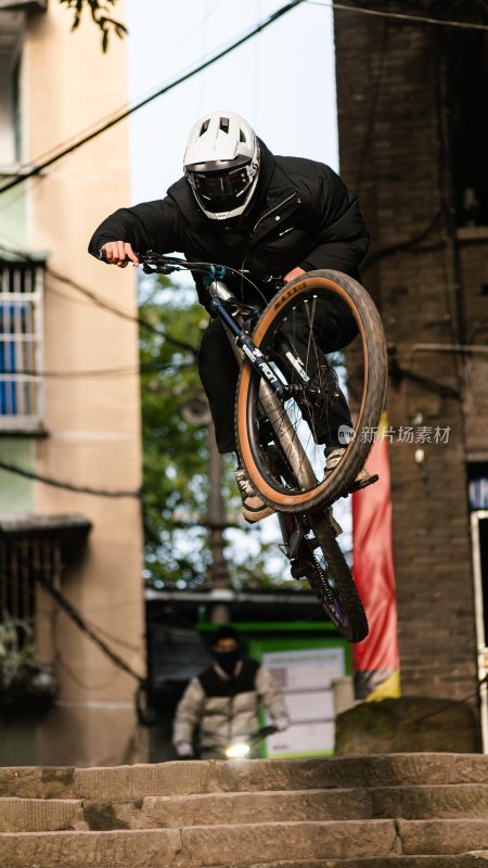 男子街道骑行山地车跳跃瞬间