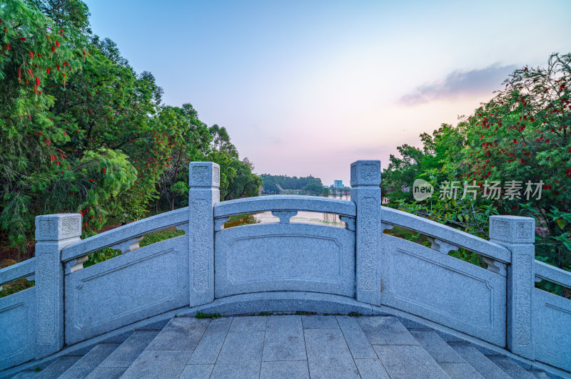 广州番禺大学城中心湖公园石拱桥建筑