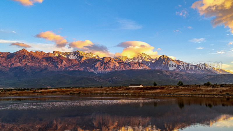 中国云南玉龙雪山流云日照金山夕阳