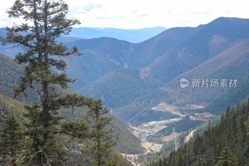 四川甘孜境内的318川藏公路沿途自然风光