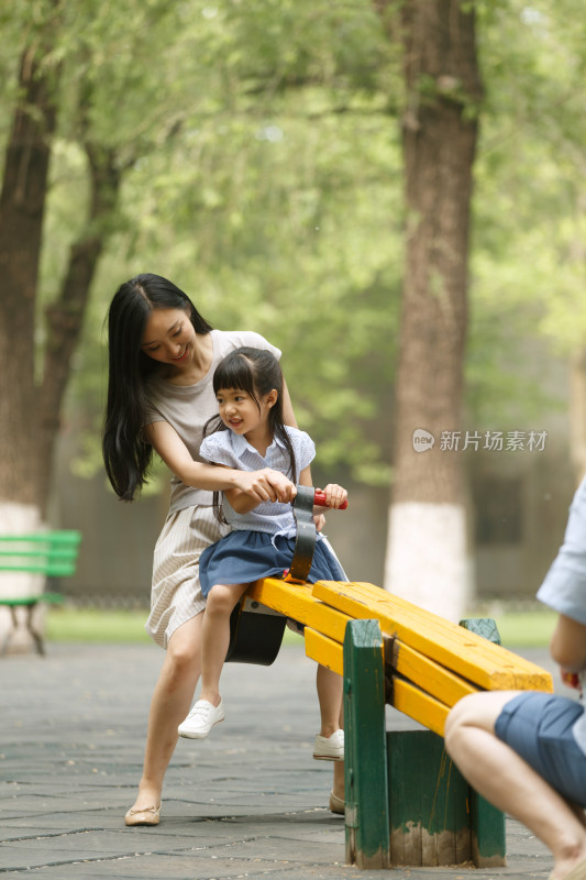 快乐母女玩跷跷板