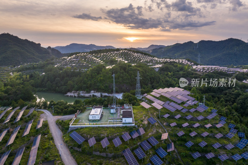 夕阳下山上的光伏