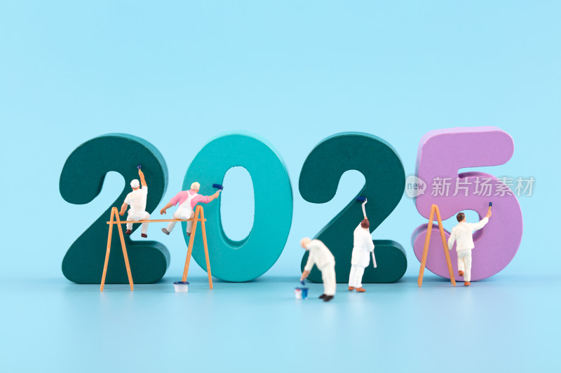 微缩场景工人涂刷2025新年