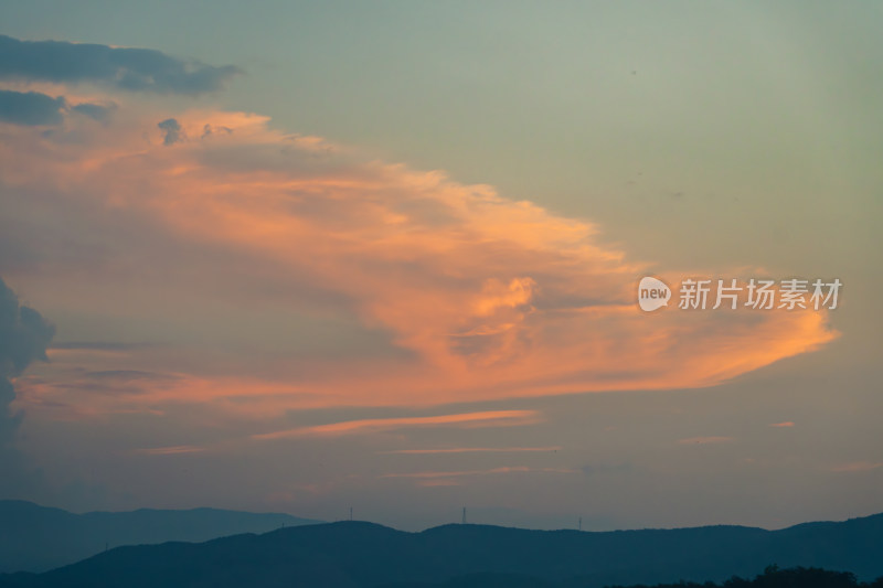 日落余晖下的山峦