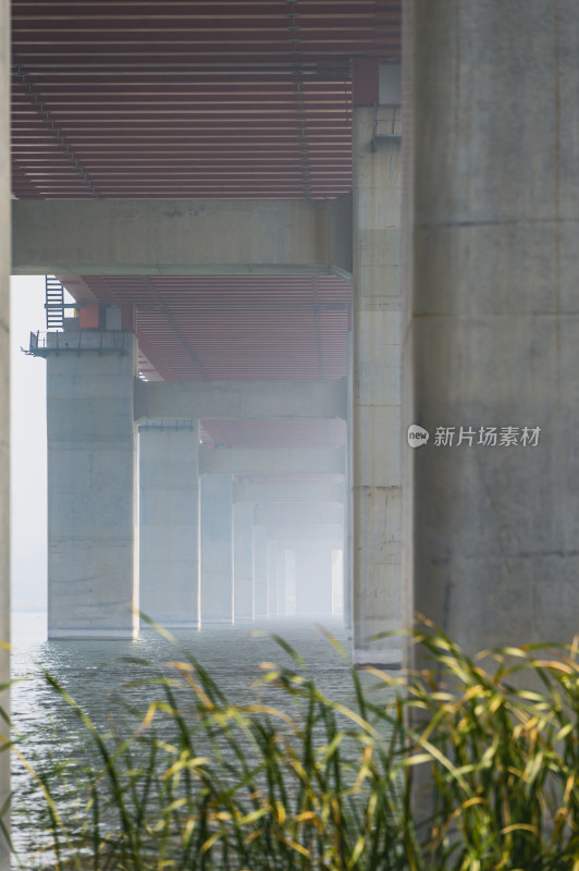 秋季官厅水库湖面雾气与京张高铁大桥